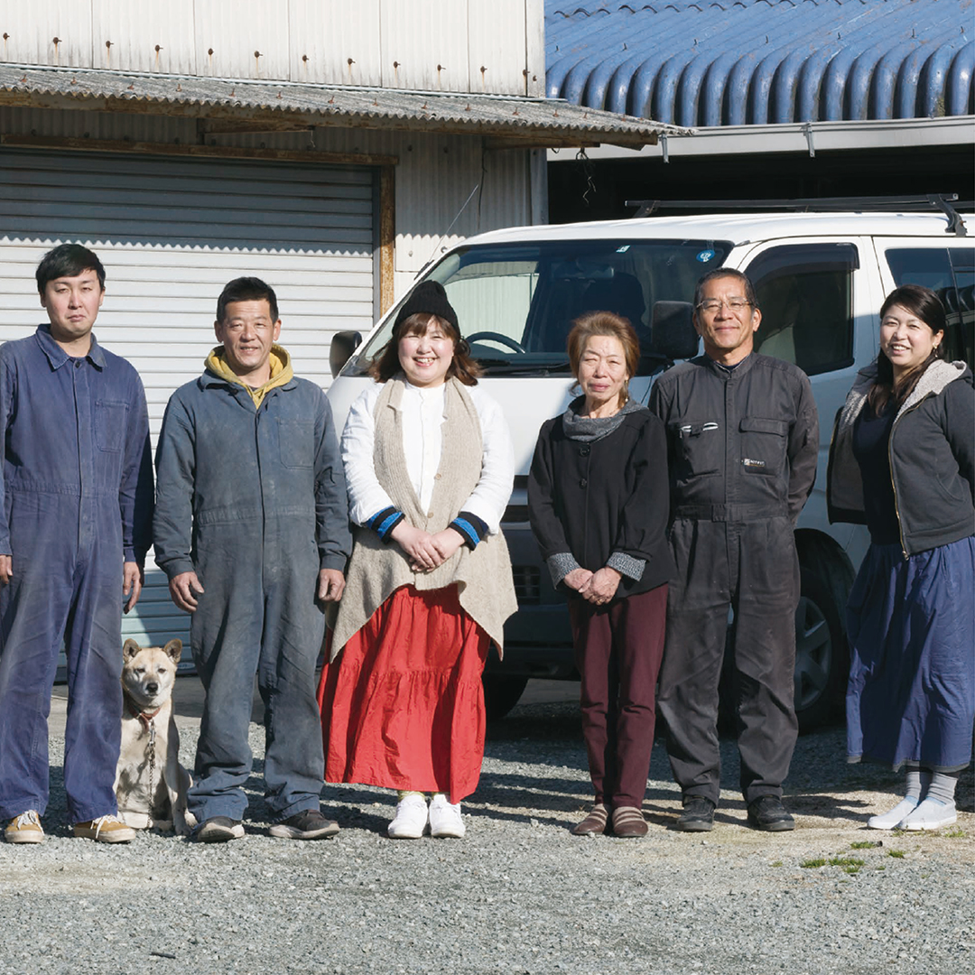 田畑が遠く広がる福岡県みやま市。筑後平野に位置する、自然に富んだこの土地で、筒井時正玩具花火製造所は伝統の光を守り続けている。